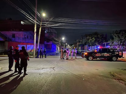 Elementos de la policía resguardan el área de un ataque armado en el que murieron cinco personas, el pasado 5 de enero en Villahermosa.