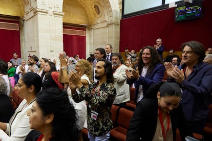 Los artistas flamencos, desde la tribuna, festejan la aprobación de la Ley del Flamenco en el Parlamento andaluz el 12 de abril de 2023 en Sevilla.