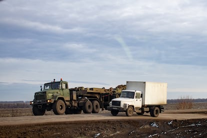 Un camión militar por una carretera de Donetsk.