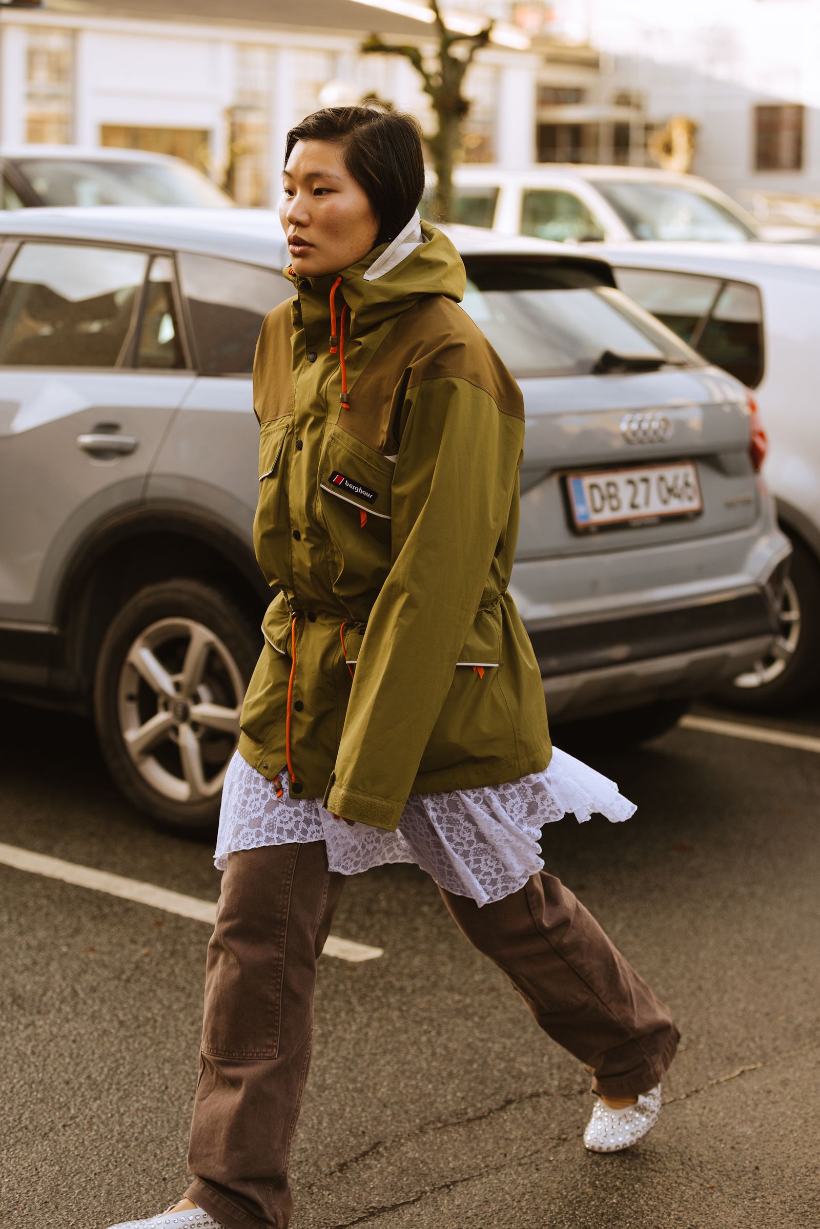 Parka con vestido y pantalones una tendencia de primaveraverano 2025