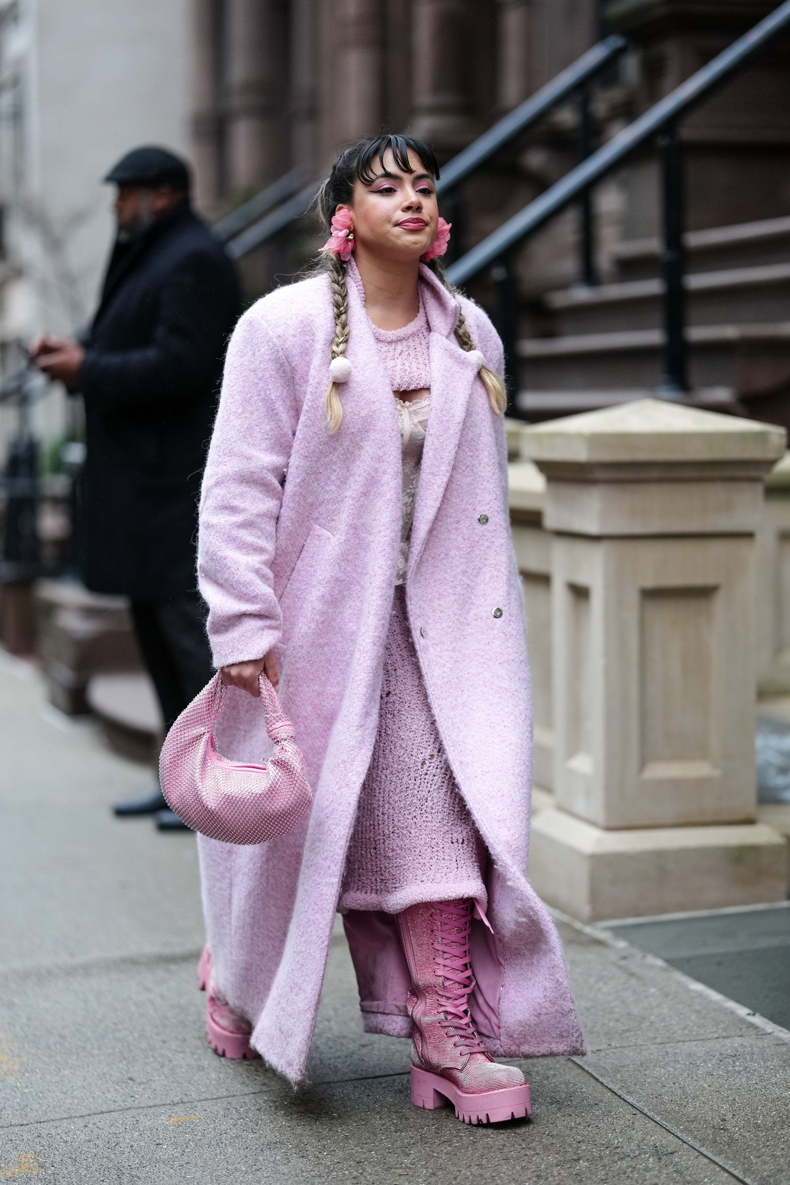 abrigo rosa suave una tendencia de 2025
