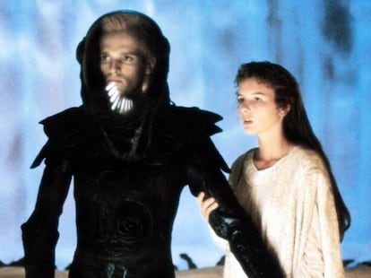 Miguel Bosé, con su traje de extraterrestre, y Maria Lamor, en un instante de la película.