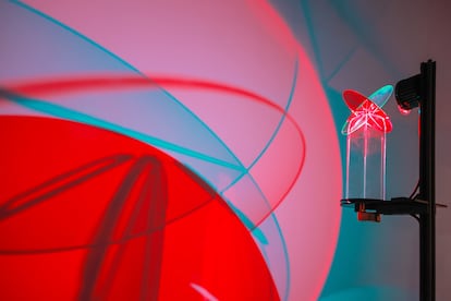 'Red Echoes', obra de Massimiliano Moro a partir de aluminio, acero inoxidable, plexiglás y, LED.