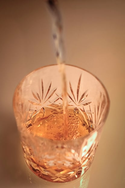 Un vaso con whisky Dyc de ocho años.