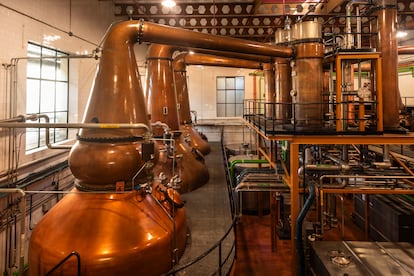 Tres alambiques de destilación de la fábrica.