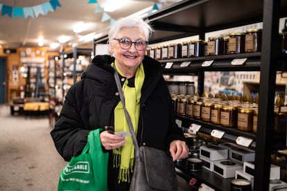 Wendy Miller, este viernes, tras comprar productos canadienses en una tienda de Ottawa.