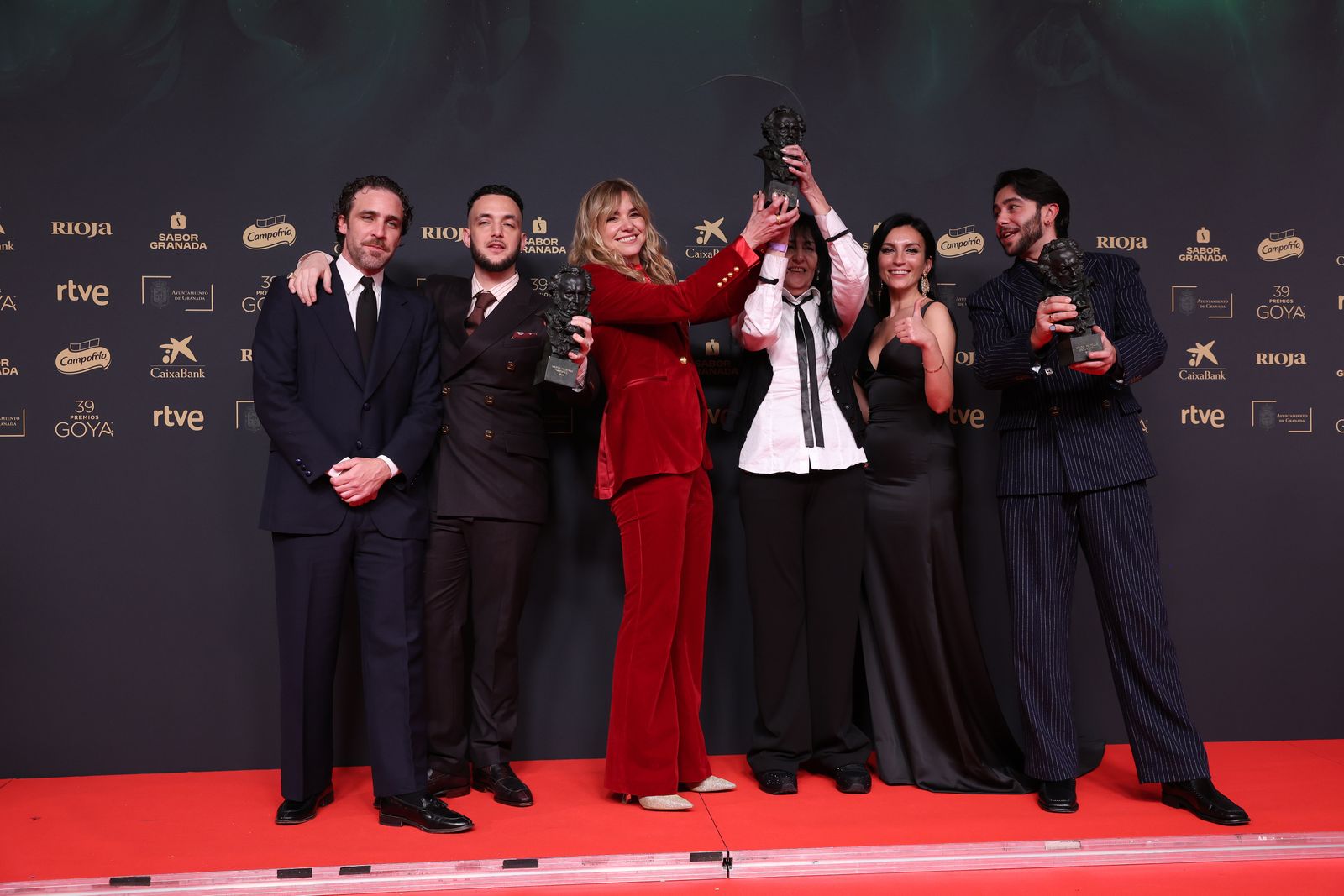 Trajes de chaqueta en la alfombra roja de los Goya 2025