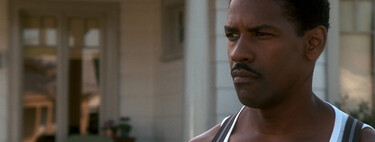 Es una de las mejores películas de Denzel Washington pero está injustamente olvidada: 'El demonio vestido de azul', un thriller noir excelente que puedes ver en streaming