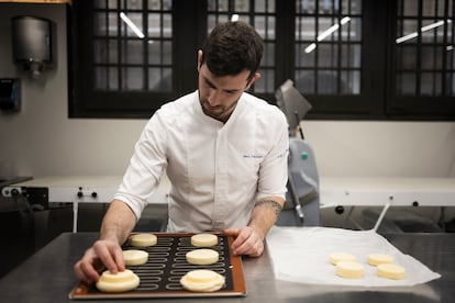 Marc Fàbregas coloca la crema pastelera en el interior de la masa de cruasán del flan parisién.