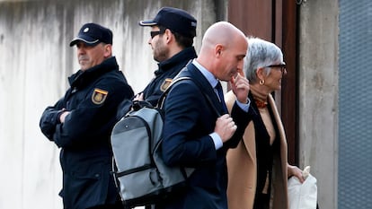 Luis Rubiales, expresidente de la RFEF, junto a su abogada Olga Tubau, a su llegada este lunes a la Audiencia Nacional, en San Fernando de Henares (Madrid).