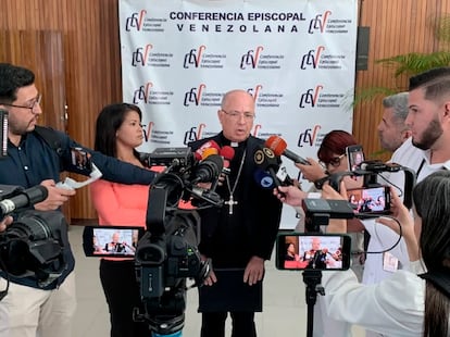 El Monseñor Jesús González de Zárate habla con los medios de comunicación tras la asamblea episcopal.