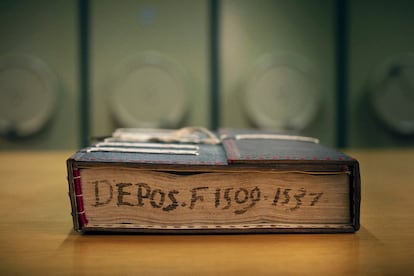 Uno de los volúmenes de textos notariales que se conservan en los Archivos de Estado de Florencia.