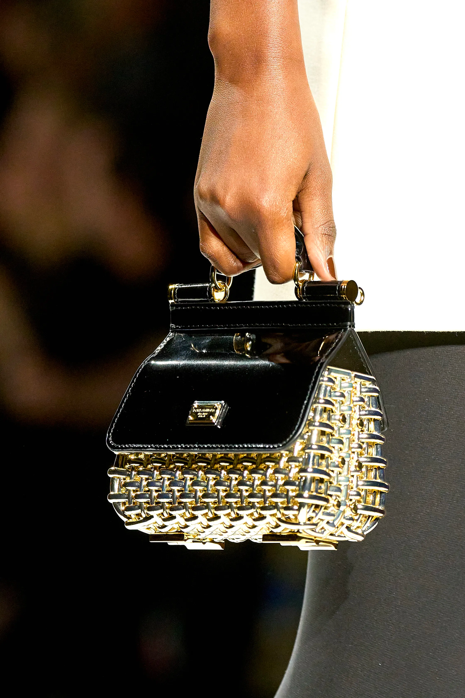 Bolso joya  es una tendencia de la primavera verano 2024 según Dolce  Gabbana
