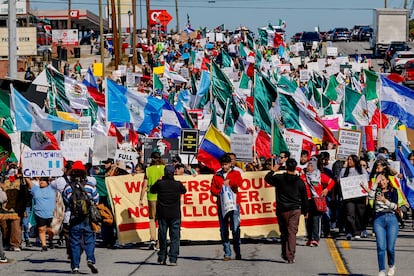 Miles de personas ondean banderas de varias naciones latinoamericanas en una protesta contra las redadas de inmigración y deportación de Trump, el 1 de febrero en Atlanta, Georgia.