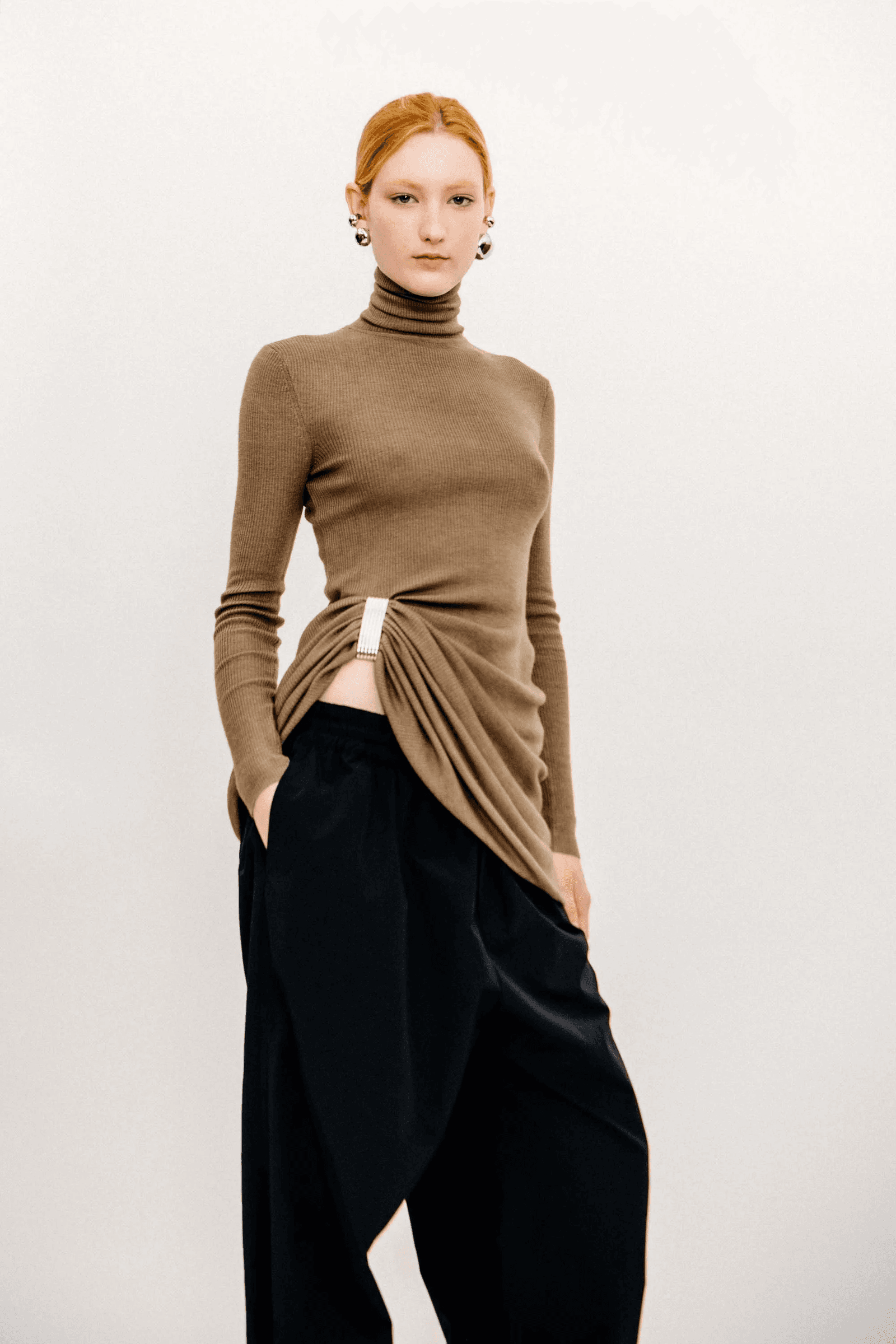 broche en Brandon Maxwell otoñoinvierno 2025.