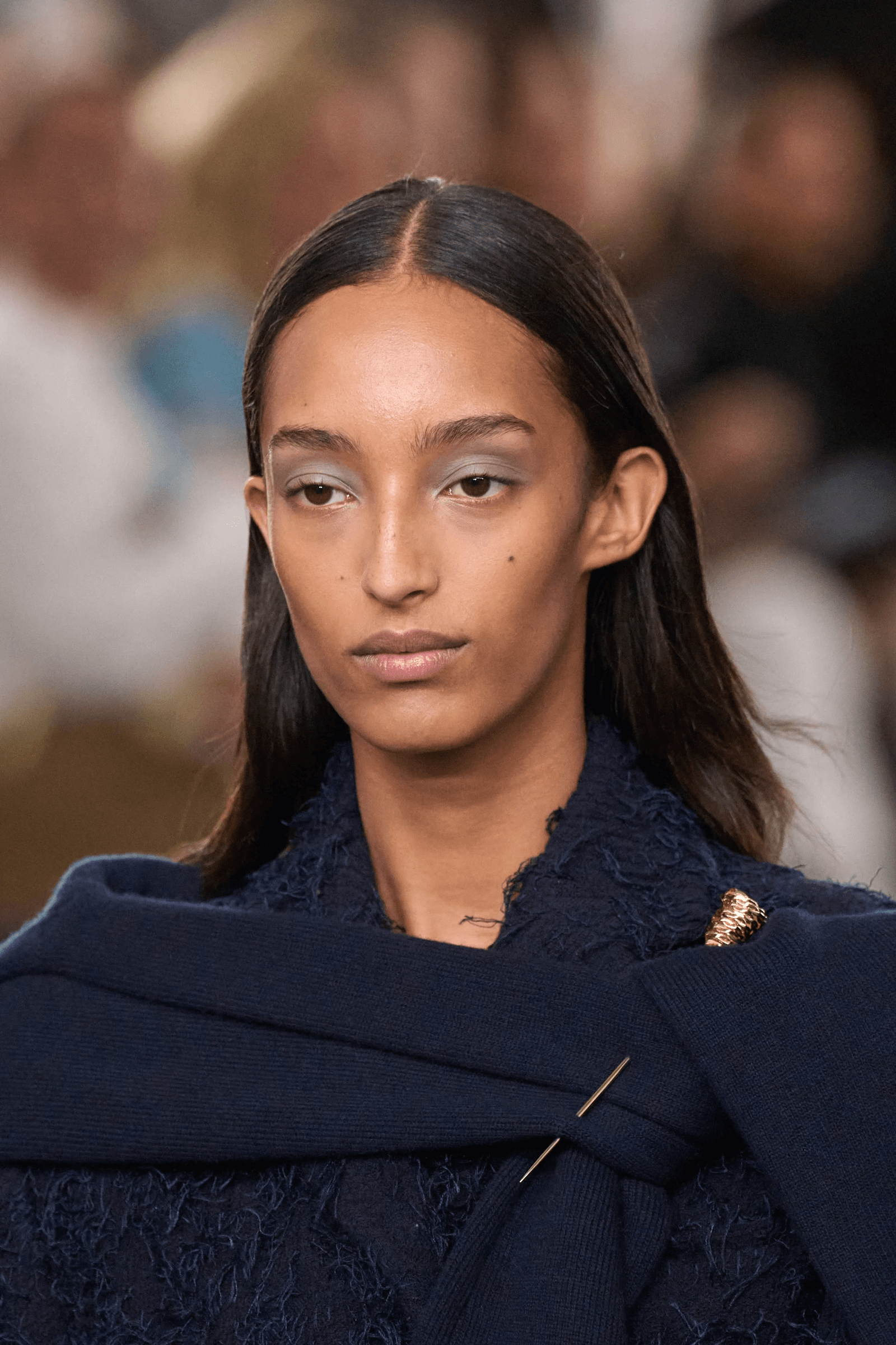 broche en Tory Burch otoñoinvierno 2025.