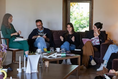La escritora Laura Ferrero, en el centro de la imagen, durante un momento del coloquio.