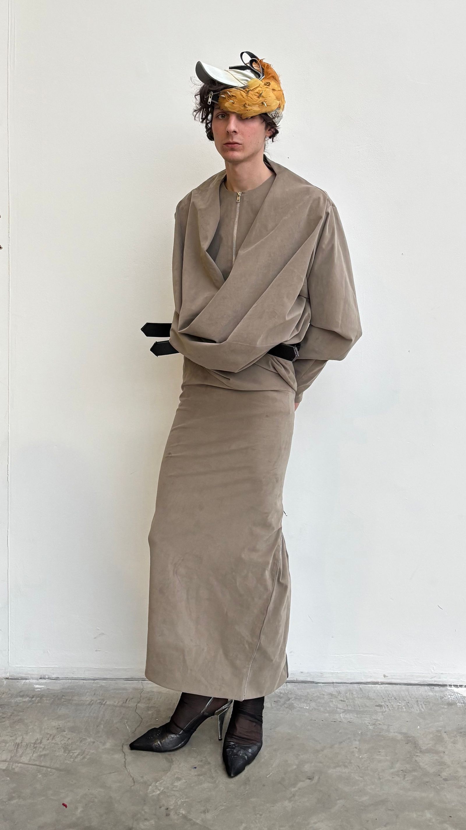 Look de Oriol Clavell durante un fitting en Central Saint Martins