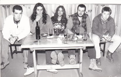 Marea en 1999. Desde la izquierda, David Díaz 'Kolibrí' (guitarra), César Ramallo (guitarra), Eduardo Beaumont 'Piñas' (bajo), Kutxi Romero (voz) y Alén Ayerdi (batería)  