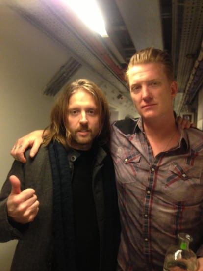 Alén Ayerdi y Josh Homme, líder de Queens Of Stone Age, en 2013, en los camerinos del Londres 02. "Yo estaba recién operado y muy débil. Se me nota en la foto. Conseguimos entrar en la fiesta del grupo después del concierto. Josh estuvo todo el rato pendiente de mí y dándome ánimos. Nunca lo olvidaré", dice Ayerdi.   