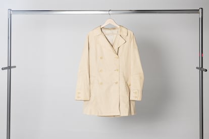 Una gabardina beige fabricada en Portugal fue depositada en un contenedor en Sevilla. Viajó hasta Granada capital, donde pasó por una tienda de Humana, y desapareció el 23 de noviembre en una casa de una urbanización con piscina en Híjar, a las afueras de la ciudad andaluza.