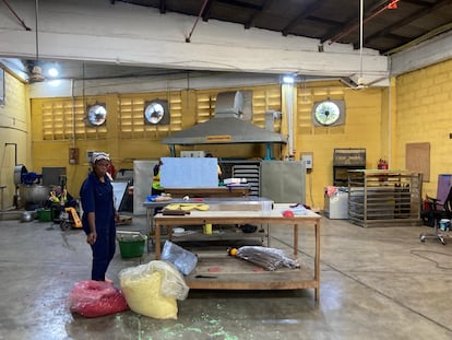 Proyecto de reciclaje de textiles en Acra de la Fundación Or, en el que recogen ropa de la playa, la dividen por colores, la trituran y la mezclan con almidón de mandioca para fabricar perchas, altavoces y muebles.