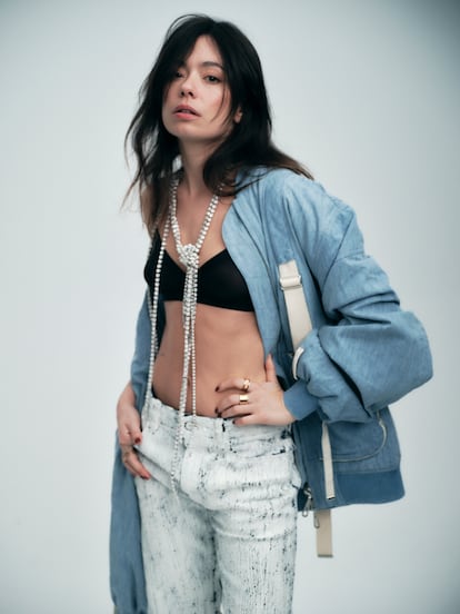 “Mi generación no se puede independizar, ni construir una familia ni comprarse un lugar en el mundo. Eso es una gran putada”, dice la actriz, que lleva chaqueta bomber vaquera de Rabanne, sujetador de Intimissimi, pantalón vaquero de MM6 Maison Margiela y anillos B.zero, de Bulgari.