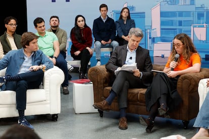 El líder del PP, Alberto Núñez Feijóo, segundo por la derecha, aborda el problema de la vivienda con asociaciones juveniles, a comienzos de febrero.