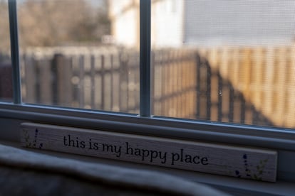 Una placa que dice "Este es mi lugar feliz", sobre el alféizar de la ventana de la casa de K. Waye en Damascus (Maryland), el viernes 21 de febrero de 2025.
