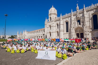 Participantes de la Ruta Quetzal 2024 frente al monasterio de Los Jerónimos, en Portugal, en una imagen cedida por la expedición.