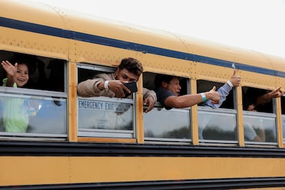 Migrantes hondureños hacen un gesto desde el interior de un autobús tras llegar en un vuelo de deportación al Aeropuerto Internacional Ramón Villeda Morales, en San Pedro Sula, el 31 de enero de 2025. 