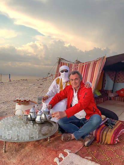 Rafael Gallego, presidente honorario de la Confederación Española de Agencias de Viajes y antiguo vecino de Villa Cisneros, tomando té en el desierto del Sáhara.