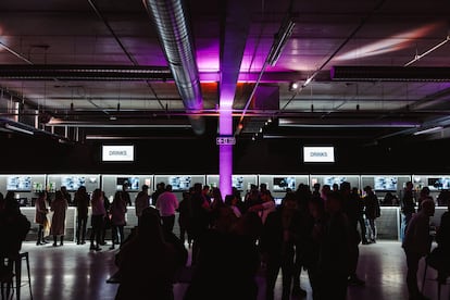 Las tiendas de Drumsheds conectan las salas X, Y y Z, lo que facilita el desplazamiento entre los espacios durante el evento.