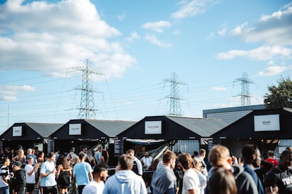 Entre los puestos de The Yard hay tacos y hamburguesas hechas en colaboración con el chef con estrella Michelin Jordan Bailey.