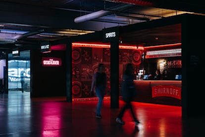 Los bares de la discoteca sirven licores Smirnoff, champán de The Headliner y Camden Hells de barril, además de contar con un puesto solo de agua.