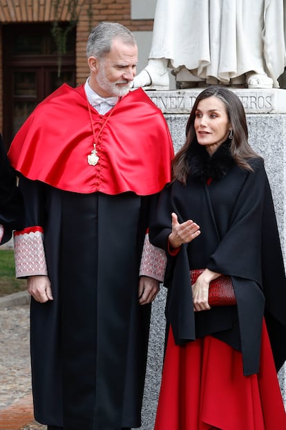 Felipe VI acompañado por la reina Letizia antes de ser investido como doctor 'honoris causa' por la Universidad de Alcalá.