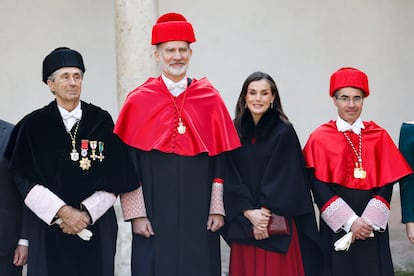 De izquierda a derecha, el rector de la Universidad de Alcalá, José Vicente Saz Pérez, Felipe VI, la reina Letizia y el catedrático de Ciencias Jurídicas, Miguel Rodríguez Blanco, que ha ejercido como el padrino del Rey.