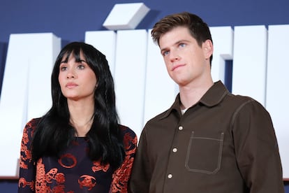 Aitana Ocaña y Miguel Bernardeau en la 'premiere' de la serie 'La Última', en noviembre de 2022.