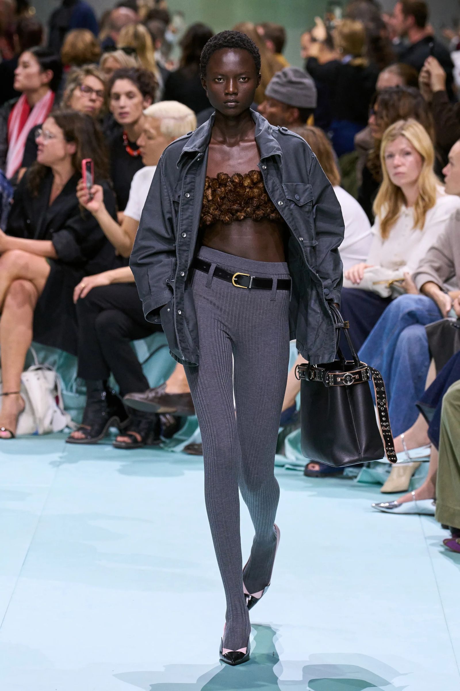 El cinturón fino es el complemento elegante y en tendencia que necesitas esta primavera 2025