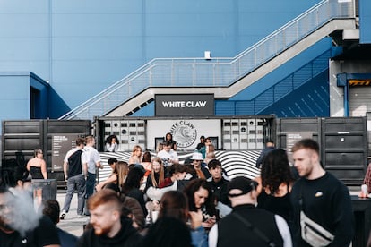 El espacio The Yard, dentro de la discoteca, permite tomar un poco de aire fresco y recargar energía en sus puestos de comida. 