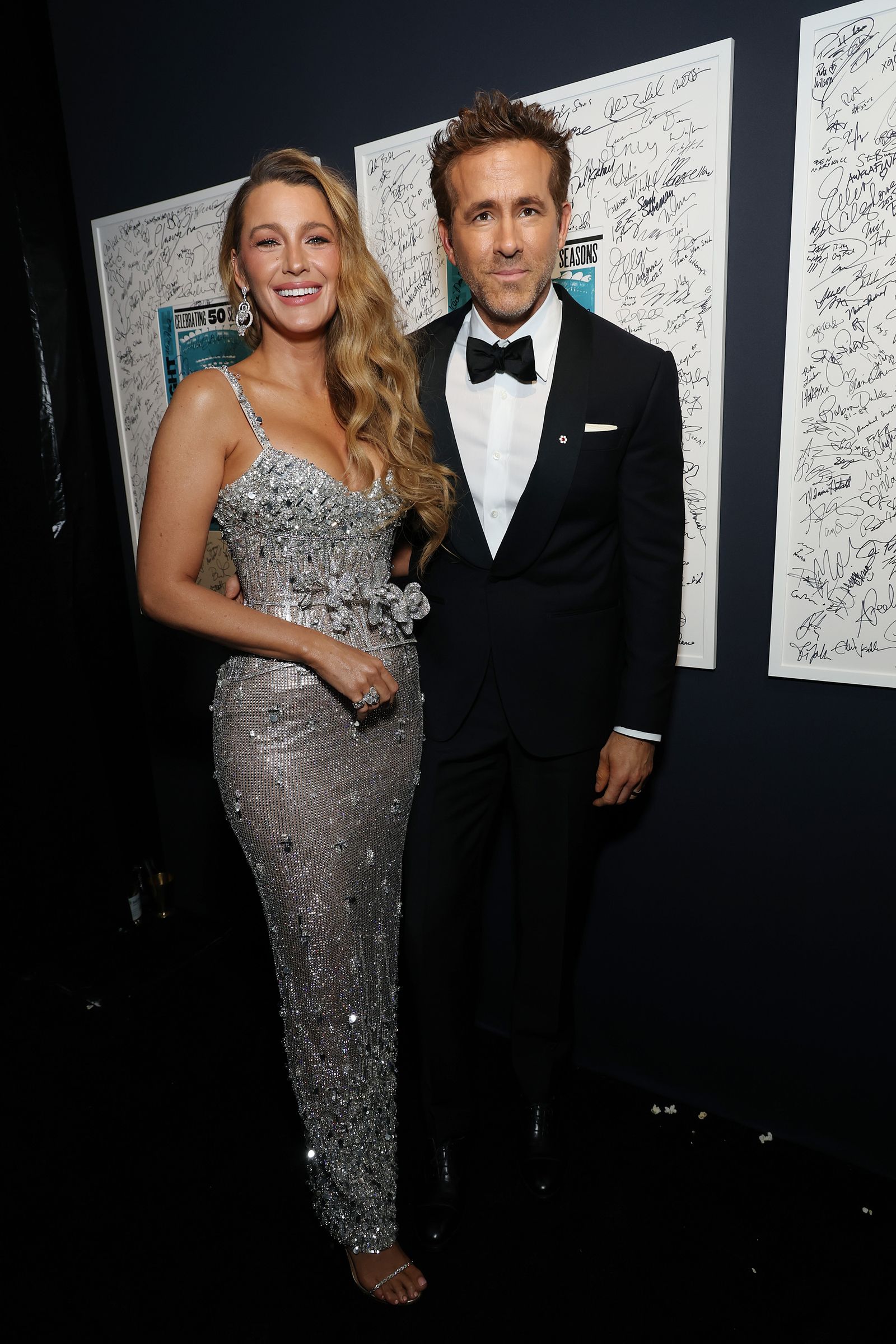 Blake Lively con un vestido floral plateado en SNL 2025
