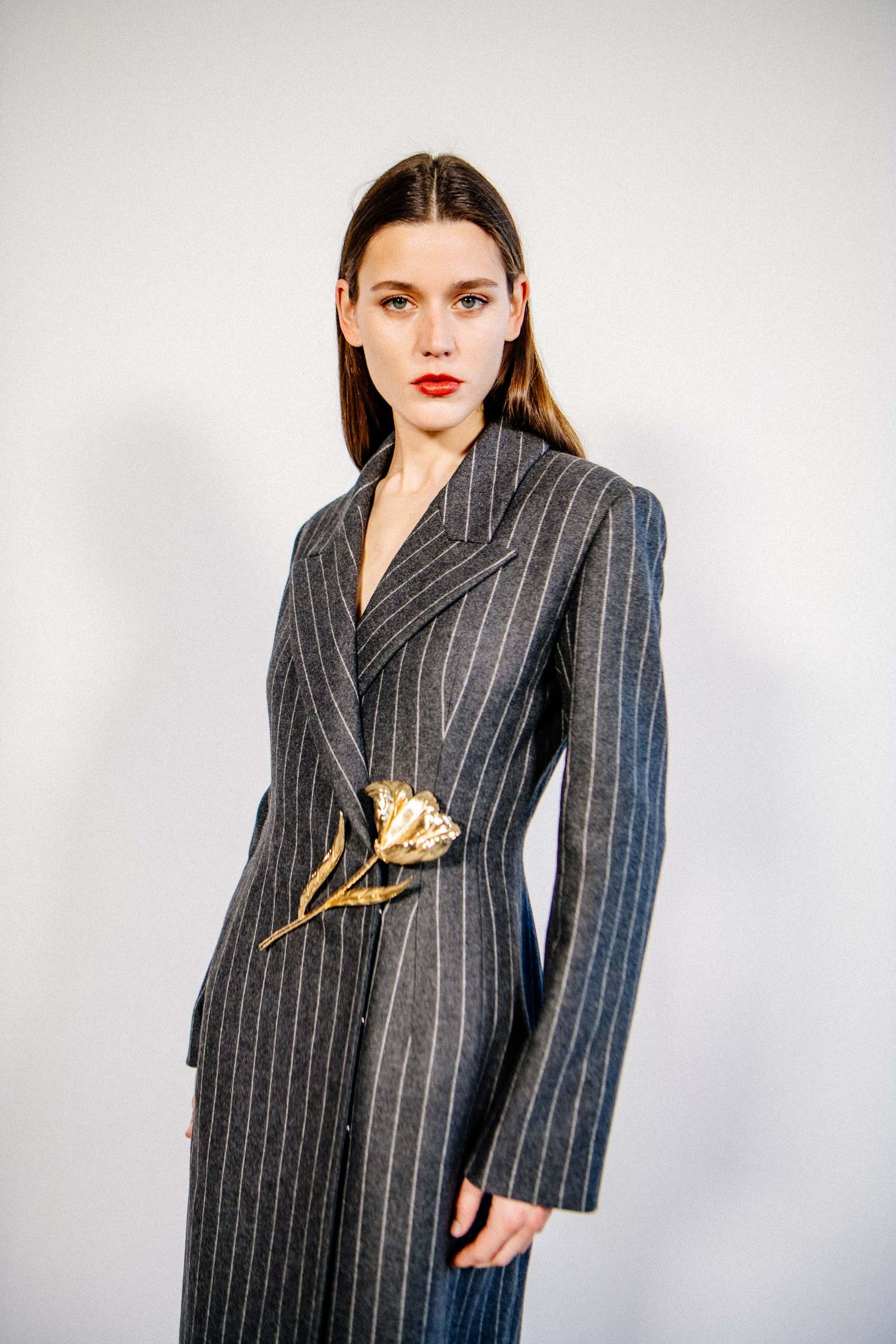 broche en Carolina Herrera otoñoinvierno 2025.