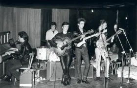 CUANDO MCCARTNEY Y STU SUTCLIFFE LLEGARON A LAS MANOS EN HAMBURGO