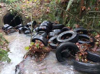 Neumáticos abandonados en una zona de Alkiza, en una imagen cedida por Lurpea Garbi.