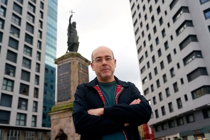 David Guardado posa delante de la estatua de Pelayo, en Gijón. 