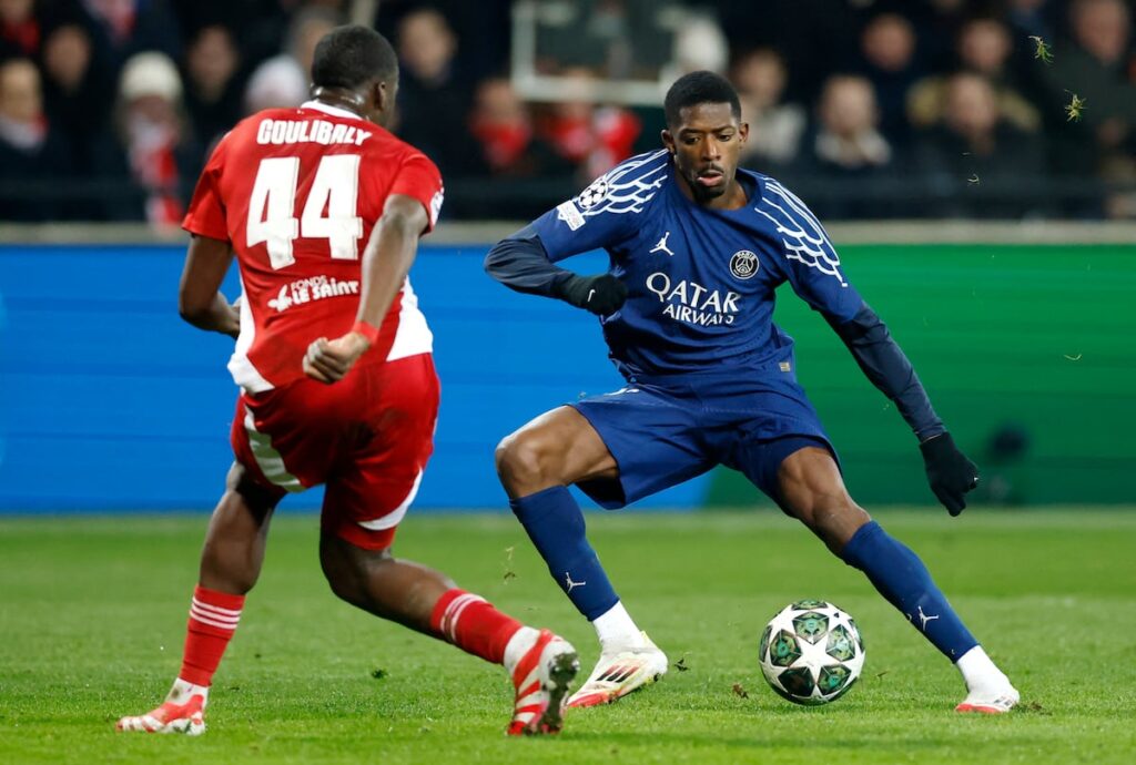 Dembélé regatea ante Coulibaly, defensa del Brest, durante el partido de Champions celebrado este martes en Guingamp.