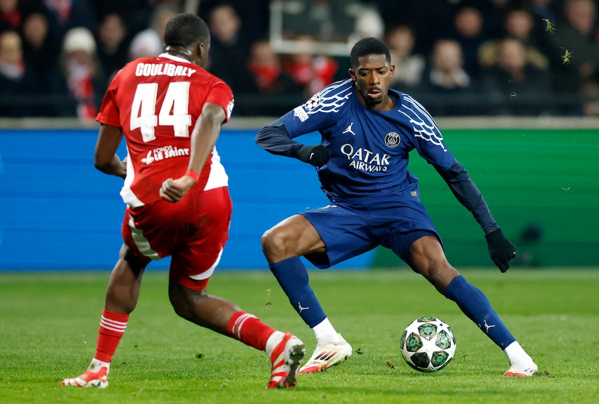 Dembélé regatea ante Coulibaly, defensa del Brest, durante el partido de Champions celebrado este martes en Guingamp.