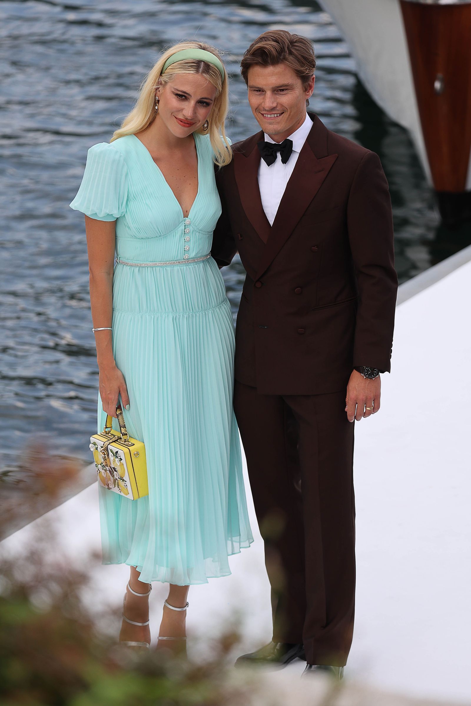 Pixie Lott y Oliver Cheshire con looks de invitados.