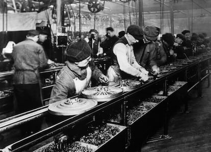 El área de producción de volantes en la fábrica de Ford de Highland Park, en Michigan (EE UU), en 1914. 