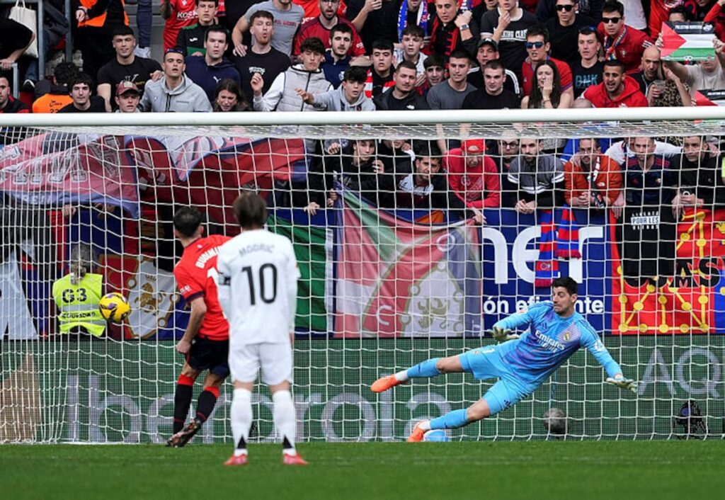 Ante Budimir marca de penalti ante el Real Madrid este sábado durante el partido de Liga.